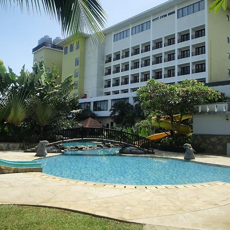 Sutanraja Hotel Manado Buitenkant foto