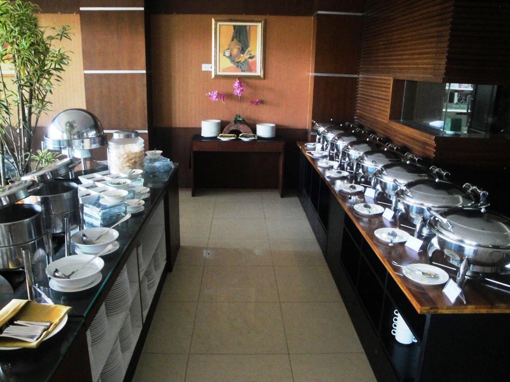 Sutanraja Hotel Manado Buitenkant foto