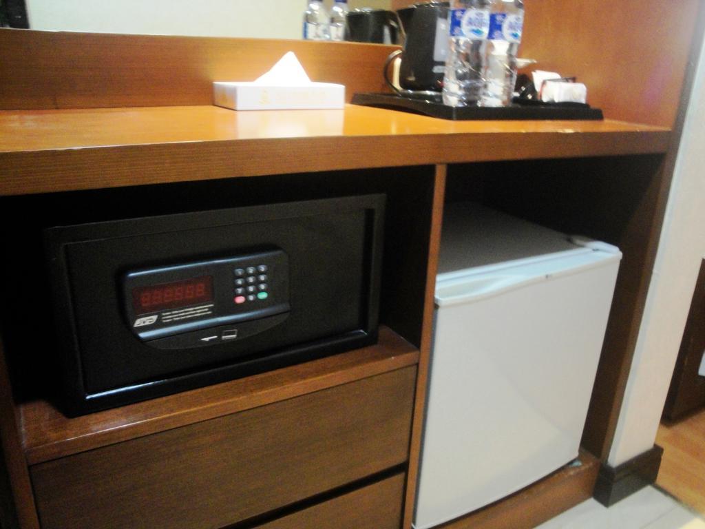 Sutanraja Hotel Manado Kamer foto