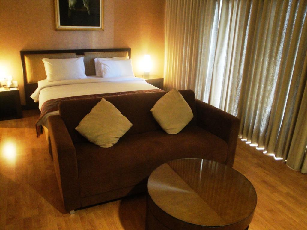Sutanraja Hotel Manado Kamer foto